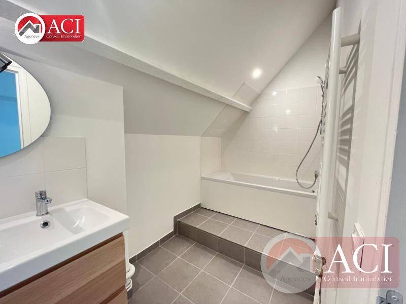 À 10' d’Étrépagny, belle longère entièrement rénovée d'env 140m² hab. Cadre de vie exceptionnel.