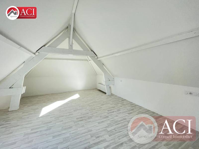 À 10' d’Étrépagny, belle longère entièrement rénovée d'env 140m² hab. Cadre de vie exceptionnel.