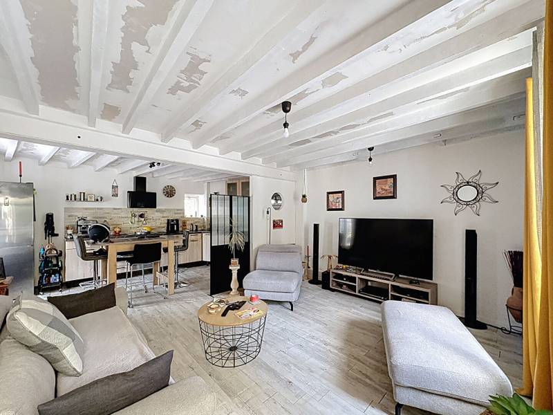 VEXIN FRANÇAIS, charmante maison avec belle dépendance, à proximité immédiate de Gisors. Idéal pour une résidence principale ou une maison de campagne.