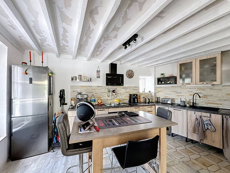 VEXIN FRANÇAIS, charmante maison avec belle dépendance, à proximité immédiate de Gisors. Idéal pour une résidence principale ou une maison de campagne.