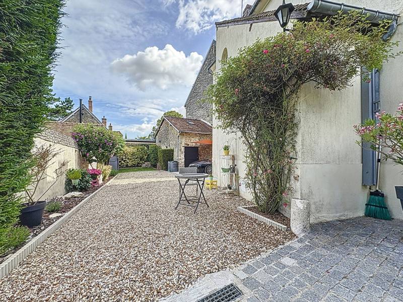 VEXIN FRANÇAIS, charmante maison avec belle dépendance, à proximité immédiate de Gisors. Idéal pour une résidence principale ou une maison de campagne.