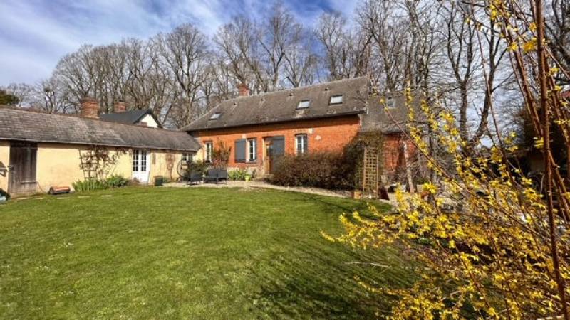 Proche Gisors, découvrez cette propriété composée d'une maison principale et d'une petite maison d'amis, sur un terrain de 1770m².
