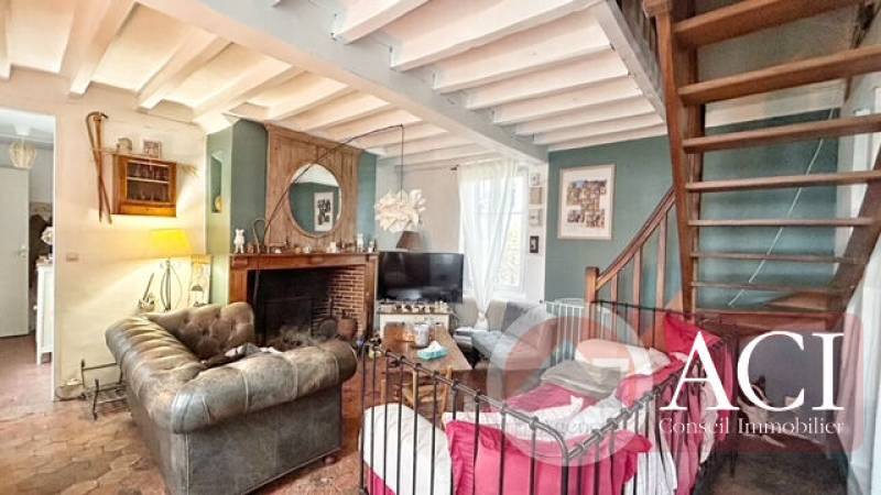 Proche Gisors, découvrez cette propriété composée d'une maison principale et d'une petite maison d'amis, sur un terrain de 1770m².