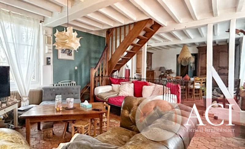 Proche Gisors, découvrez cette propriété composée d'une maison principale et d'une petite maison d'amis, sur un terrain de 1770m².