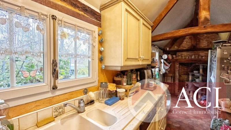 Proche Gisors, découvrez cette propriété composée d'une maison principale et d'une petite maison d'amis, sur un terrain de 1770m².