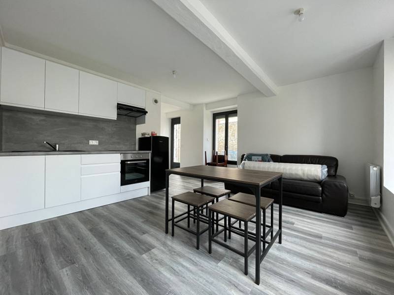 Studio meublé entièrement rénové, en rez-de-chaussée, place de parking, à Chaumont-en-Vexin