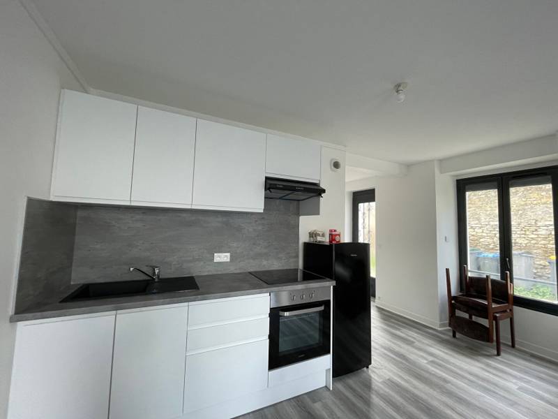 Studio meublé entièrement rénové, en rez-de-chaussée, place de parking, à Chaumont-en-Vexin