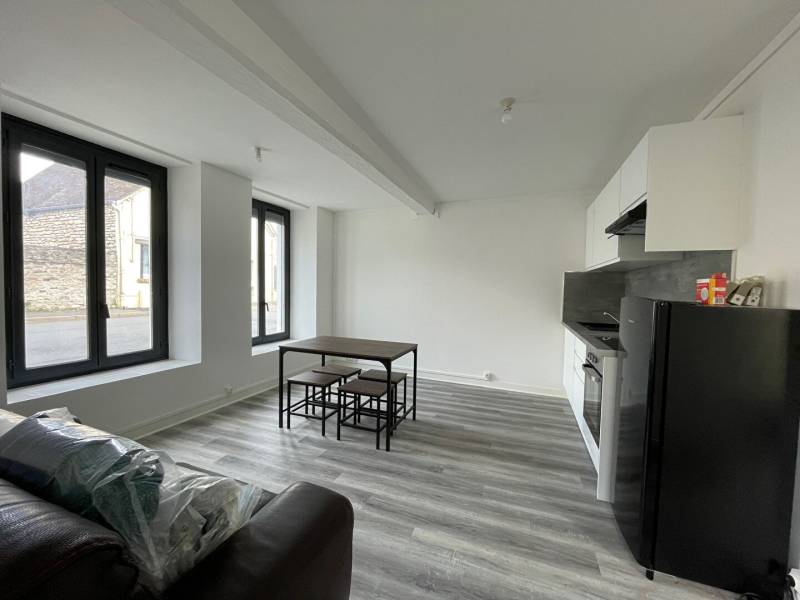 Studio meublé entièrement rénové, en rez-de-chaussée, place de parking, à Chaumont-en-Vexin