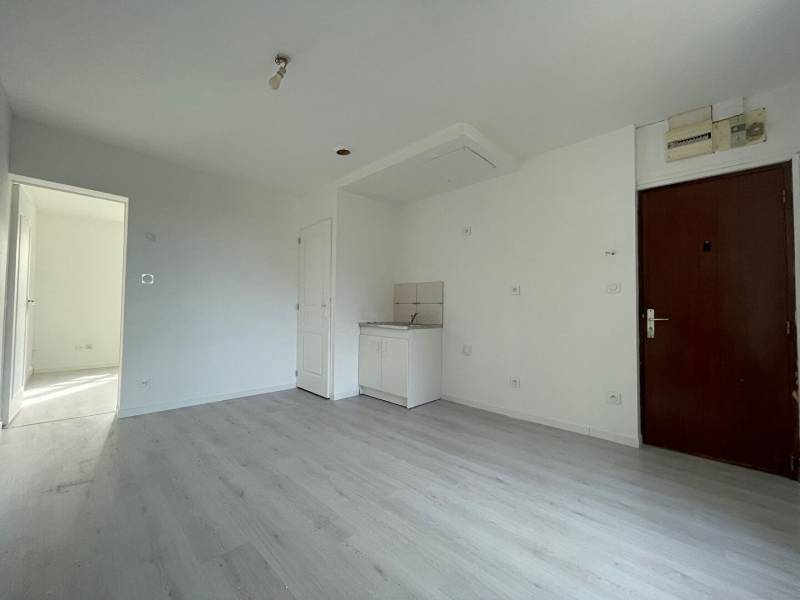 Appartement 2 pièces, 25 m², commodités à 5 minutes, place de parking et box de stockage, situé proche Gisors