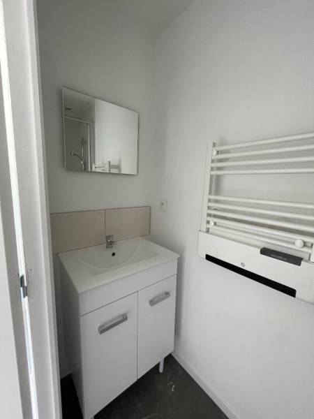 Appartement 2 pièces, 25 m², commodités à 5 minutes, place de parking et box de stockage, situé proche Gisors