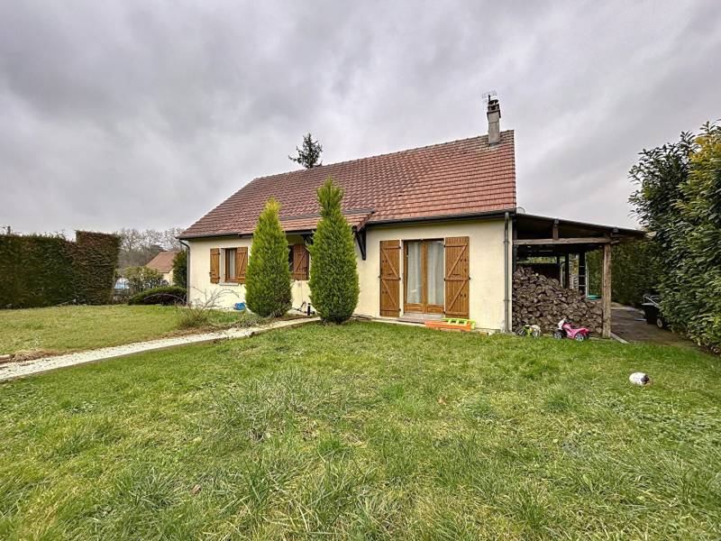 Maison traditionnelle de plain-pied sur sous-sol total située à 5' de Gisors, écoles et commerces de proximité sur place. Terrain 980m².