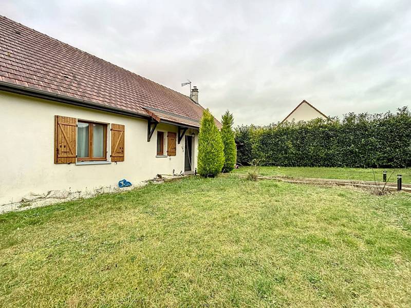 Maison traditionnelle de plain-pied sur sous-sol total située à 5' de Gisors, écoles et commerces de proximité sur place. Terrain 980m².