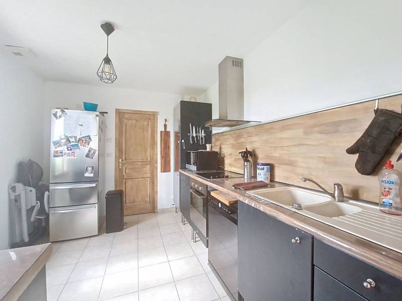 Maison traditionnelle avec grand garage attenant, proche Etrépagny dans l'Eure, proche toutes commodités,  sur un terrain de 1000m²