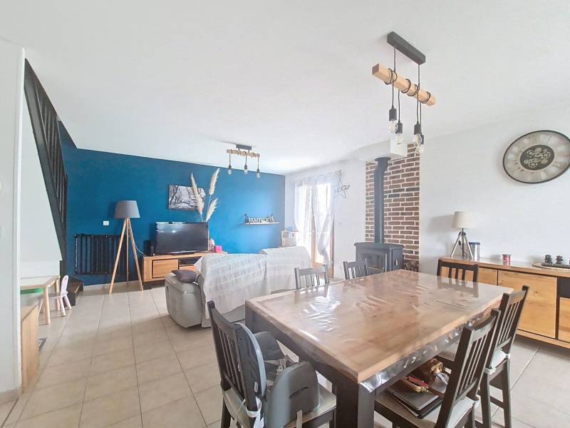 Maison traditionnelle avec grand garage attenant, proche Etrépagny dans l'Eure, proche toutes commodités,  sur un terrain de 1000m²