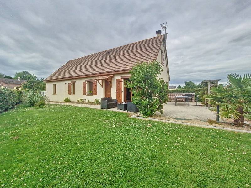 Maison traditionnelle avec grand garage attenant, proche Etrépagny dans l'Eure, proche toutes commodités,  sur un terrain de 1000m²