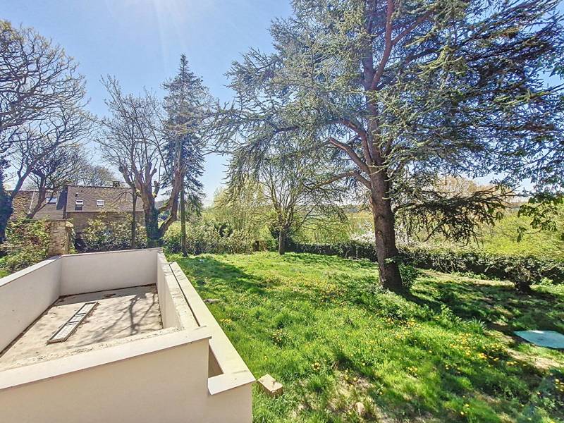 À vendre : propriété en pierre, axe rapide Pontoise, terrain de 3000 m², vue dégagée, 80 m² de séjour, prestations haut de gamme, 3 garages, caves voûtées – Magny-en-Vexin (95)