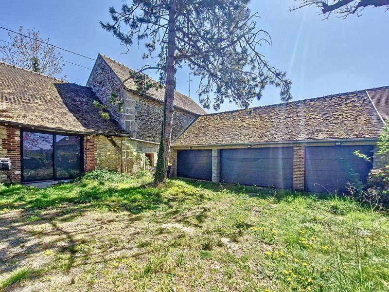 À vendre : propriété en pierre, axe rapide Pontoise, terrain de 3000 m², vue dégagée, 80 m² de séjour, prestations haut de gamme, 3 garages, caves voûtées – Magny-en-Vexin (95)