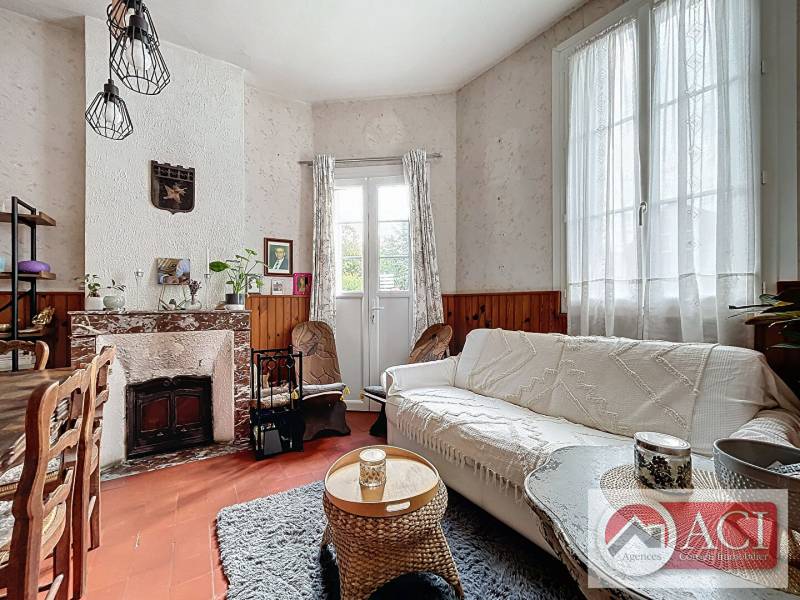 Maison de ville 4 pièces d'une surface de 91m² accompagné d'une cave ainsi que deux garages dans une cour commune, dans un village avec toutes commodités