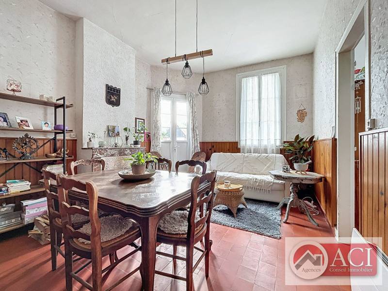 Maison de ville 4 pièces d'une surface de 91m² accompagné d'une cave ainsi que deux garages dans une cour commune, dans un village avec toutes commodités