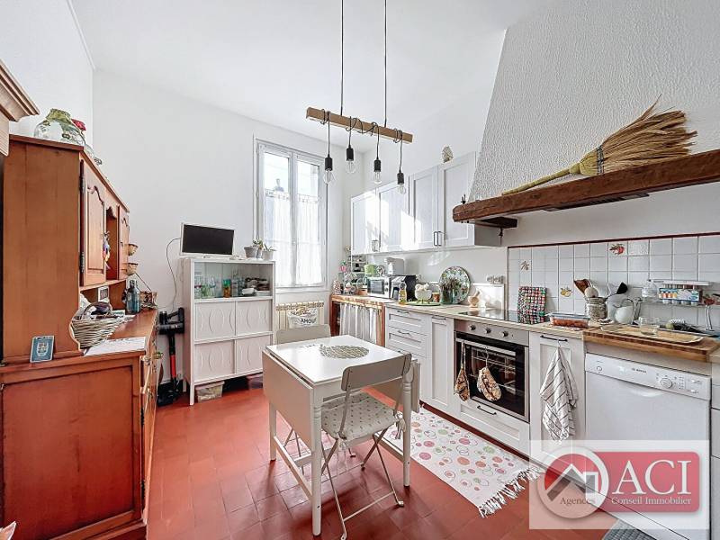 Maison de ville 4 pièces d'une surface de 91m² accompagné d'une cave ainsi que deux garages dans une cour commune, dans un village avec toutes commodités