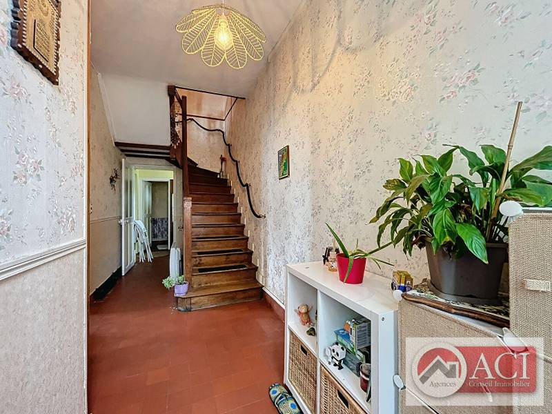 Maison de ville 4 pièces d'une surface de 91m² accompagné d'une cave ainsi que deux garages dans une cour commune, dans un village avec toutes commodités