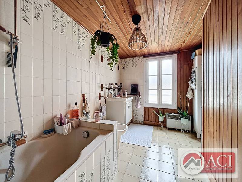 Maison de ville 4 pièces d'une surface de 91m² accompagné d'une cave ainsi que deux garages dans une cour commune, dans un village avec toutes commodités