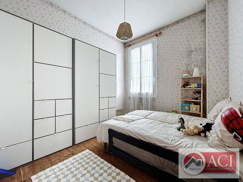 Maison de ville 4 pièces d'une surface de 91m² accompagné d'une cave ainsi que deux garages dans une cour commune, dans un village avec toutes commodités