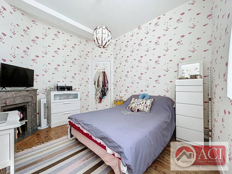 Maison de ville 4 pièces d'une surface de 91m² accompagné d'une cave ainsi que deux garages dans une cour commune, dans un village avec toutes commodités