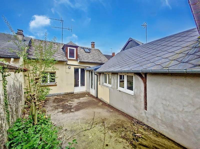 Petite maison d'environ 50m² à finir de rénover, un jardin d'environ 85m² et une dépendance complètent ce bien, l'ensemble situé à Étrépagny dans l'Eure — ACI IMMOBILIER ÉTREPAGNY