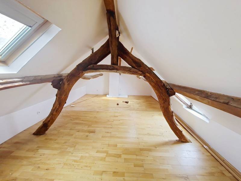 Petite maison d'environ 50m² à finir de rénover, un jardin d'environ 85m² et une dépendance complètent ce bien, l'ensemble situé à Étrépagny dans l'Eure — ACI IMMOBILIER ÉTREPAGNY
