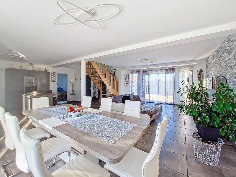 Maison traditionnelle de 2018 d’environ 115m²/hab, avec garage, proche ETREPAGNY dans l’Eure dans un village au calme