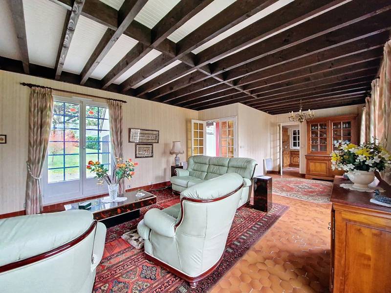 Acheter un pavillon traditionnel dans une résidence avec piscine privée, dans le Parc National du Vexin, avec garage, terrasse et terrain de plus de 1700 m², situé à 25 min de Cergy Pontoise