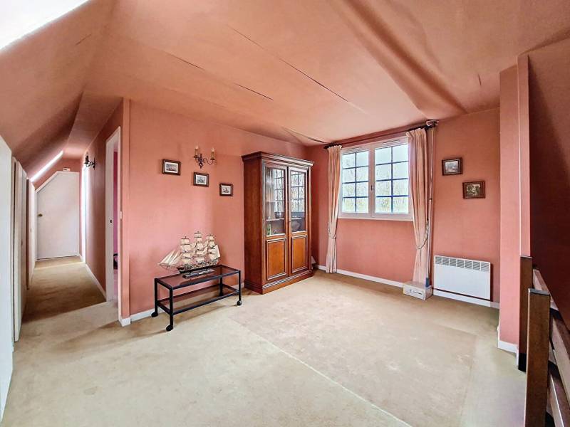 Acheter un pavillon traditionnel dans une résidence avec piscine privée, dans le Parc National du Vexin, avec garage, terrasse et terrain de plus de 1700 m², situé à 25 min de Cergy Pontoise