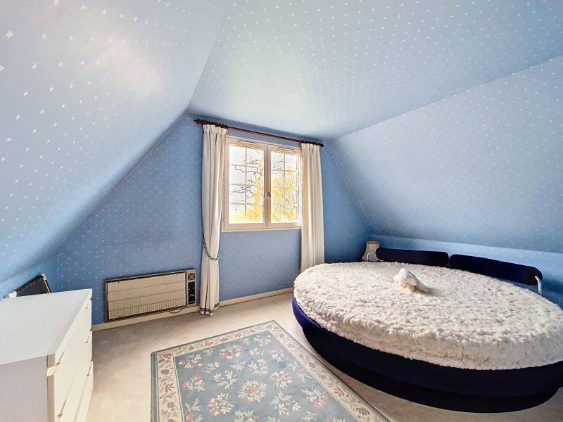 Acheter un pavillon traditionnel dans une résidence avec piscine privée, dans le Parc National du Vexin, avec garage, terrasse et terrain de plus de 1700 m², situé à 25 min de Cergy Pontoise