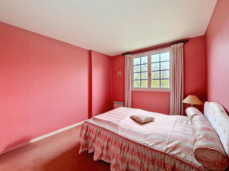 Acheter un pavillon traditionnel dans une résidence avec piscine privée, dans le Parc National du Vexin, avec garage, terrasse et terrain de plus de 1700 m², situé à 25 min de Cergy Pontoise