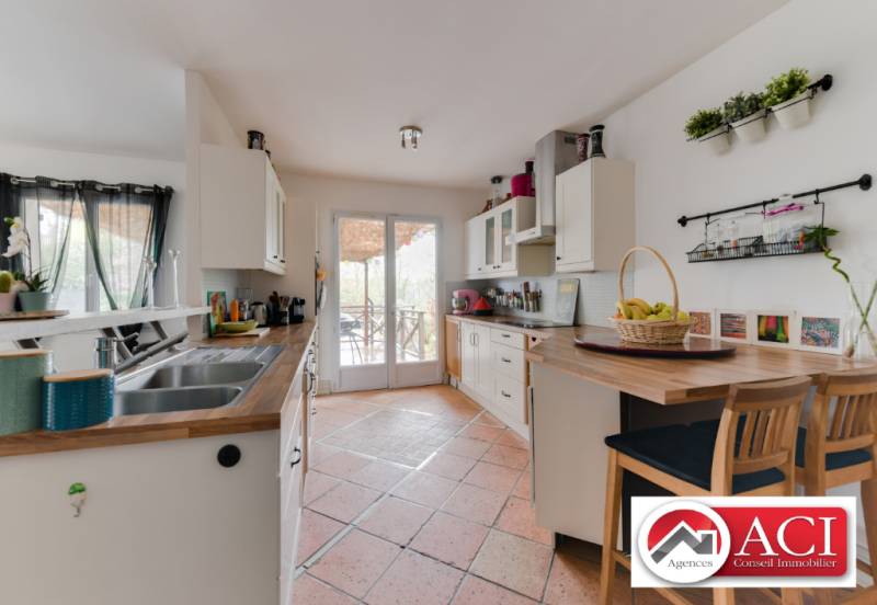 maison à vendre, poele à bois, vaste sejour, 6 chambres, pres de 4000 m2 de terrain, double garage, secteur privilégié du vexin, à 10 mn de chaumont en vexin (60)