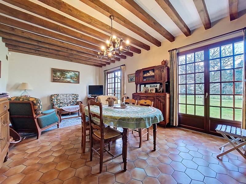 Maison à vendre 80m², construction de 1982, avec cave et deux garages, l'ensemble sur un terrain de 1350m², au calme entre Gournay et Gisors