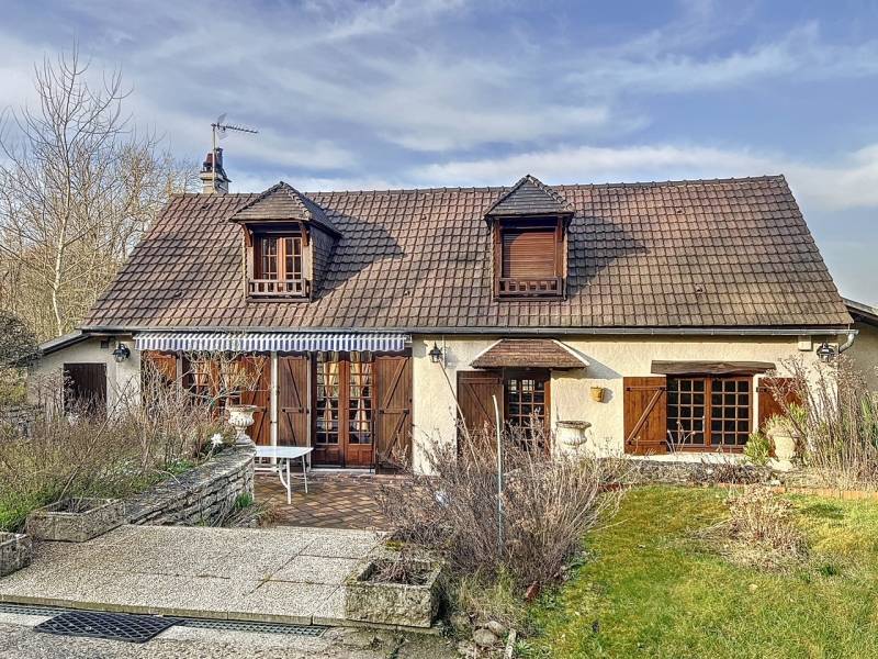 Maison à vendre, sur 1000 m² de terrain, commerces et gare sur place, 4 chambres, à 1h de Paris, à Chaumont-en-Vexin (60)