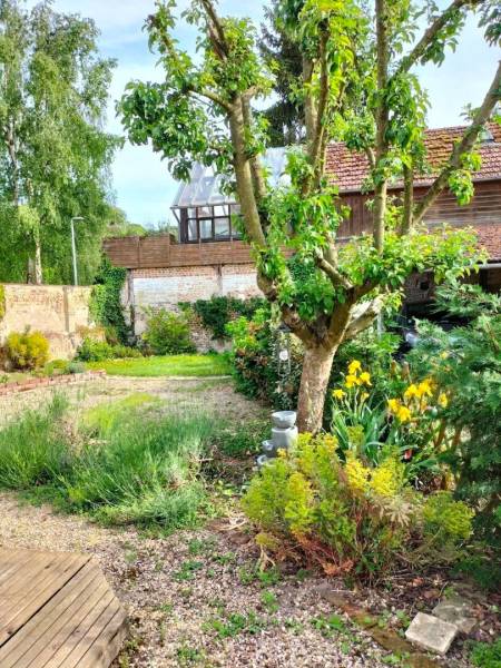 Petite maison de ville située à ETREPAGNY avec son petit jardin d'environ 150m²