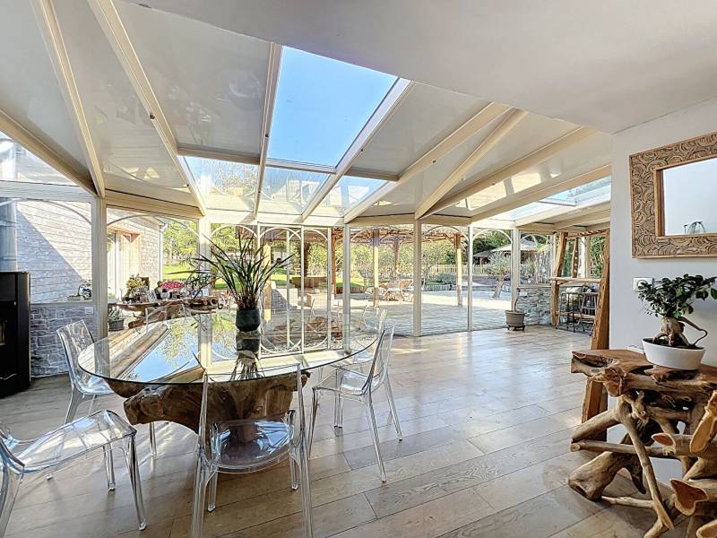 Acheter une magnifique maison de 200 m² habitables, avec dépendances, grand terrain de 6000 m², 5 chambres, piscine, jacuzzi, cave, à un peu plus d’une heure de Paris et 15 minutes de Magny-en-Vexin