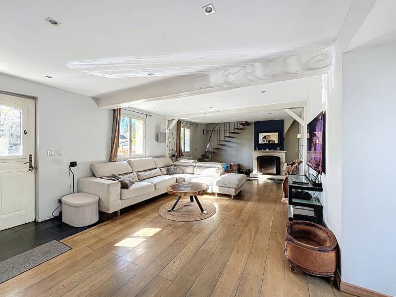 Acheter une magnifique maison de 200 m² habitables, avec dépendances, grand terrain de 6000 m², 5 chambres, piscine, jacuzzi, cave, à un peu plus d’une heure de Paris et 15 minutes de Magny-en-Vexin