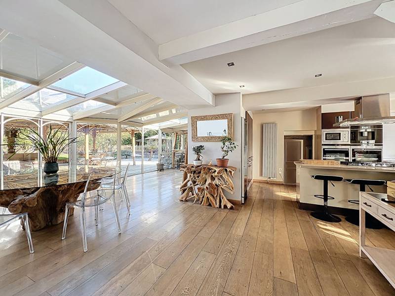 Acheter une magnifique maison de 200 m² habitables, avec dépendances, grand terrain de 6000 m², 5 chambres, piscine, jacuzzi, cave, à un peu plus d’une heure de Paris et 15 minutes de Magny-en-Vexin