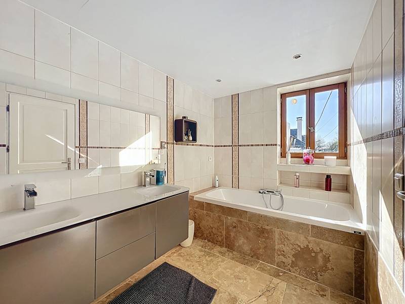 Acheter une magnifique maison de 200 m² habitables, avec dépendances, grand terrain de 6000 m², 5 chambres, piscine, jacuzzi, cave, à un peu plus d’une heure de Paris et 15 minutes de Magny-en-Vexin