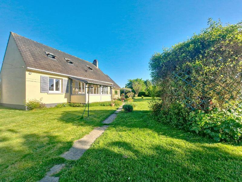 Proche ETREPAGNY, au calme, maison 95m² de plain-pied, garage, l'ensemble sur 1580m² de terrain