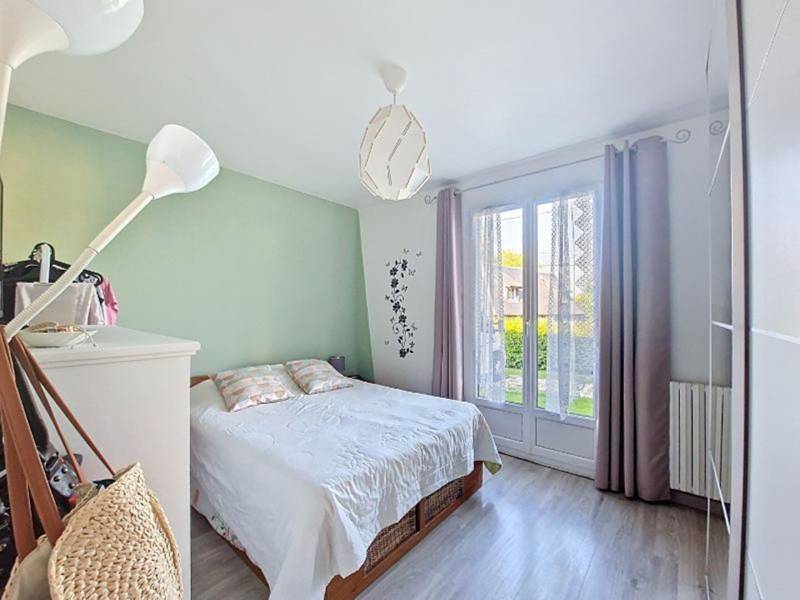 Proche ETREPAGNY, au calme, maison 95m² de plain-pied, garage, l'ensemble sur 1580m² de terrain