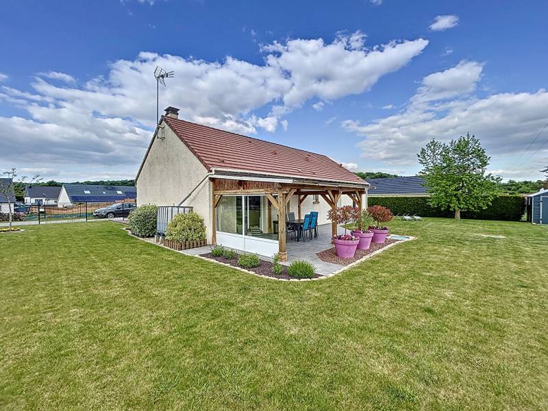 BEZU SAINT ELOI,  ACI IMMOBILIER vous propose cette maison traditionnelle de plain-pied, offrant 89 m² habitables sur un terrain de 900 m², avec une belle vue sur les champs.