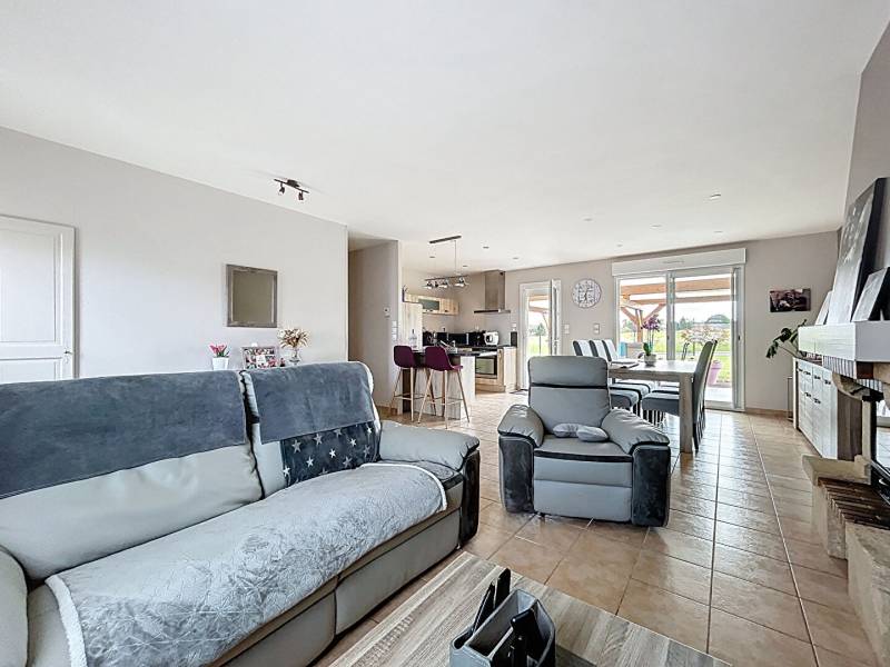 BEZU SAINT ELOI,  ACI IMMOBILIER vous propose cette maison traditionnelle de plain-pied, offrant 89 m² habitables sur un terrain de 900 m², avec une belle vue sur les champs.