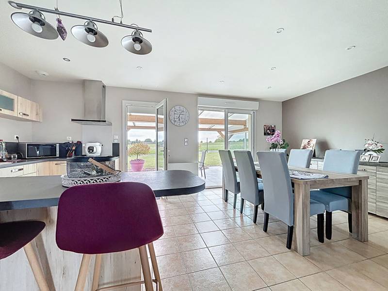BEZU SAINT ELOI,  ACI IMMOBILIER vous propose cette maison traditionnelle de plain-pied, offrant 89 m² habitables sur un terrain de 900 m², avec une belle vue sur les champs.