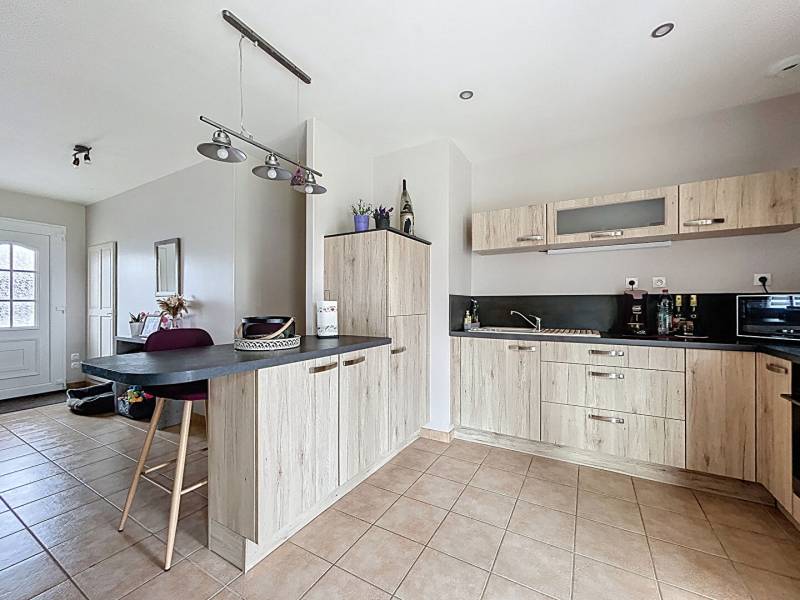 BEZU SAINT ELOI,  ACI IMMOBILIER vous propose cette maison traditionnelle de plain-pied, offrant 89 m² habitables sur un terrain de 900 m², avec une belle vue sur les champs.