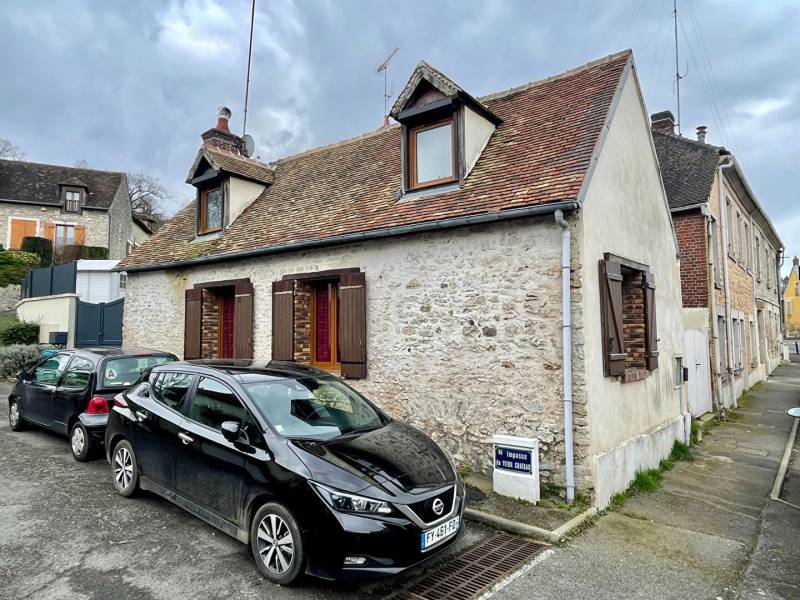 Maison à louer à CHAUMONT EN VEXIN, gare, écoles et commerces sur place. Mieux qu'un appartement, cette maison de 60m² avec terrasse
